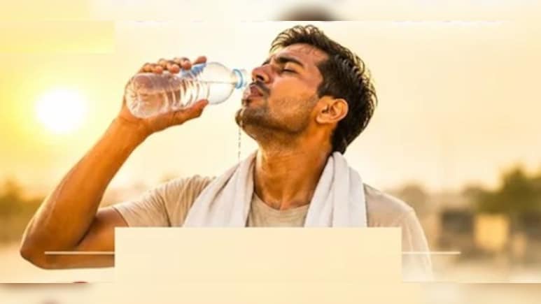 धूप से लौटने के बाद तुरंत पानी पीने की आदत पड़ सकती है भारी, जानें क्या कहते हैं एक्सपर्ट्स