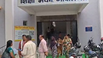 गोपालगंज में ऑनलाइन अटेंडेंस में गड़बड़झाला! ‘ऑन ड्यूटी' बताकर 5600 से ज्यादा टीचर गायब, विभाग ने थमाया नोटिस