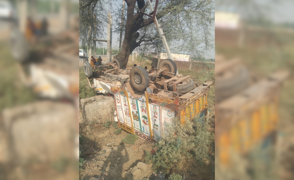 भिंड में दर्दनाक सड़क हादसा: दंदरौआ धाम से पहले पिकअप पलटा, पिता‑पुत्र समेत 3 की मौत, 2 गंभीर