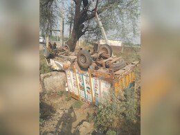 भिंड में दर्दनाक सड़क हादसा: दंदरौआ धाम से पहले पिकअप पलटा, पिता‑पुत्र समेत 3 की मौत, 2 गंभीर