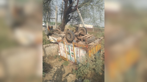 भिंड में दर्दनाक सड़क हादसा: दंदरौआ धाम से पहले पिकअप पलटा, पिता‑पुत्र समेत 3 की मौत, 2 गंभीर