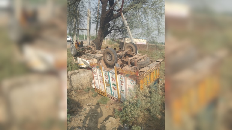 भिंड में दर्दनाक सड़क हादसा: दंदरौआ धाम से पहले पिकअप पलटा, पिता‑पुत्र समेत 3 की मौत, 2 गंभीर