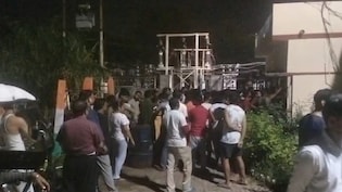 Lucknow Power Cut: लखनऊ की बत्ती गुल, सड़क पर उतरे दुबग्गा के लोग, बिजली घर को घेरकर किया हंगामा, सीतापुर हाईवे भी किया जाम