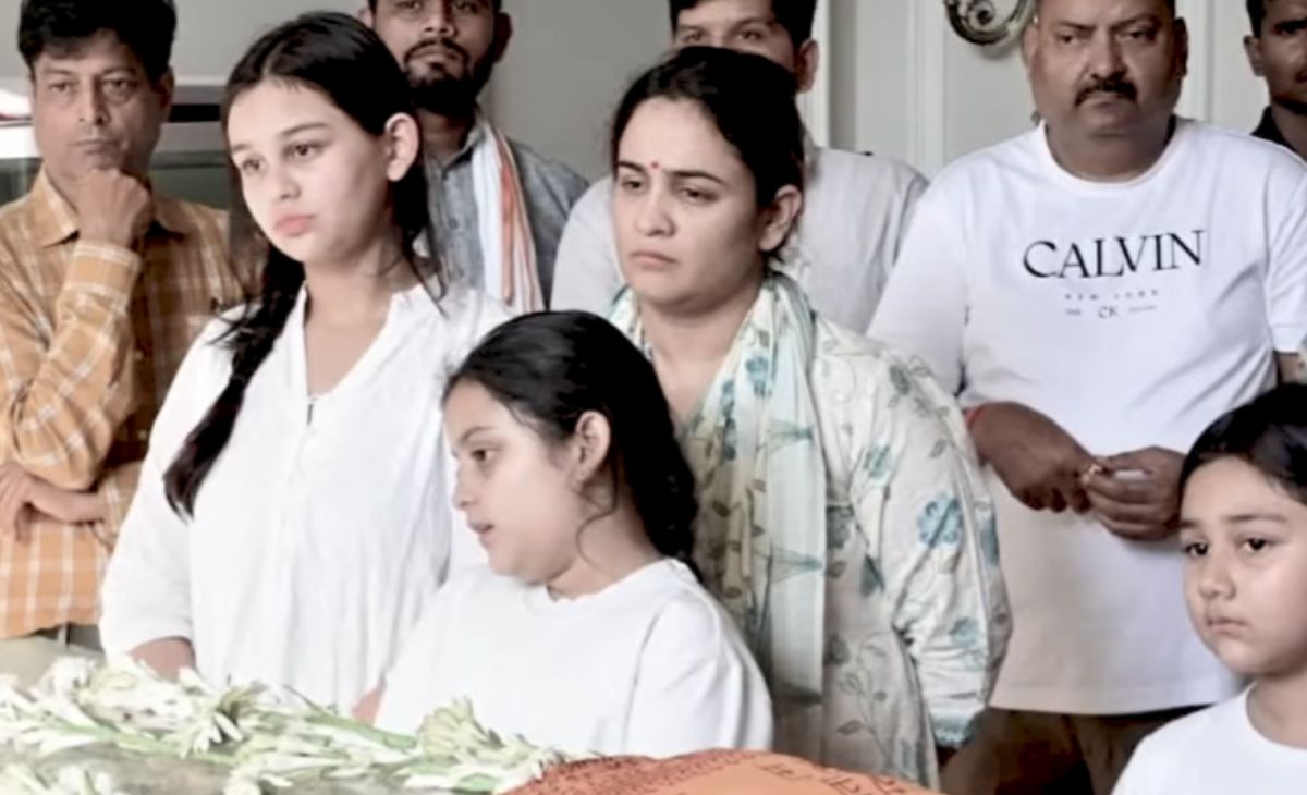पत्नी के बहते आंसू, पिता को बस निहारती रहीं बेटियां... प्रतीक यादव की आखिरी विदाई पर अपर्णा का इमोशनल मैसेज
