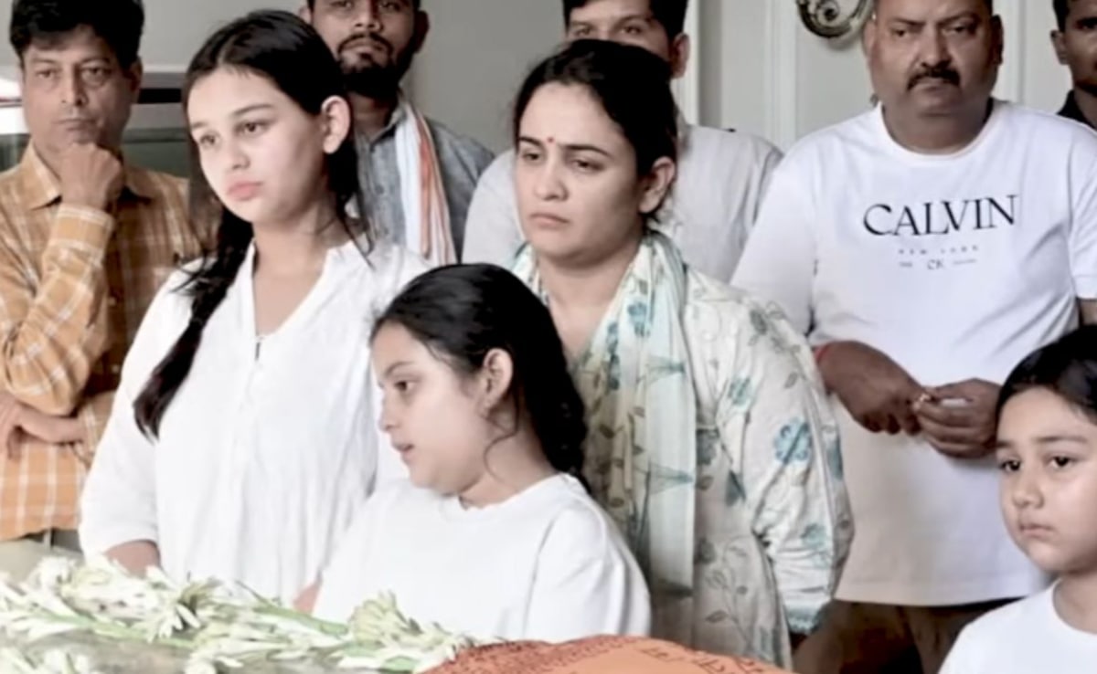 पत्नी के बहते आंसू, पिता को बस निहारती रहीं बेटियां... प्रतीक यादव की आखिरी विदाई पर अपर्णा का इमोशनल मैसेज