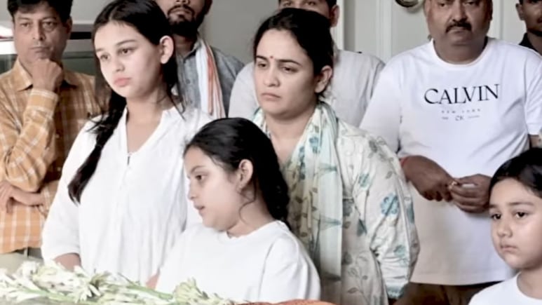 पत्नी के बहते आंसू, पिता को बस निहारती रहीं बेटियां... प्रतीक यादव की आखिरी विदाई पर अपर्णा का इमोशनल मैसेज