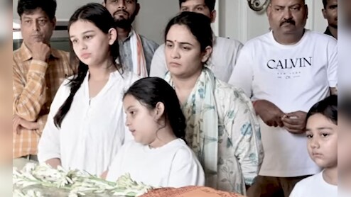 पत्नी के बहते आंसू, पिता को बस निहारती रहीं बेटियां... प्रतीक यादव की आखिरी विदाई पर अपर्णा का इमोशनल मैसेज