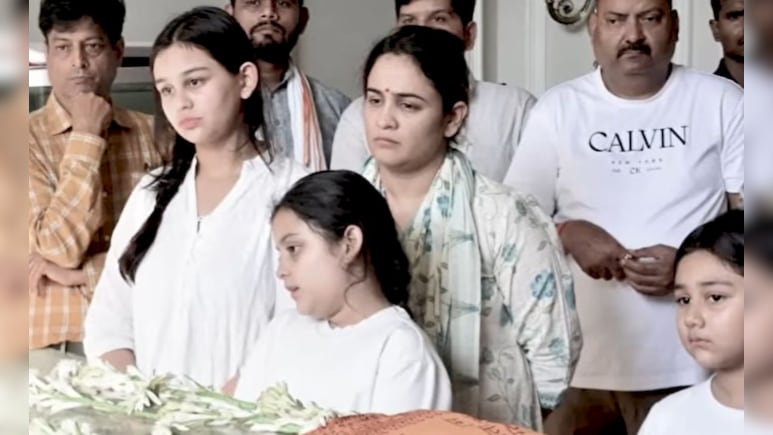 पत्नी के बहते आंसू, पिता को बस निहारती रहीं बेटियां... प्रतीक यादव की आखिरी विदाई पर अपर्णा का इमोशनल मैसेज