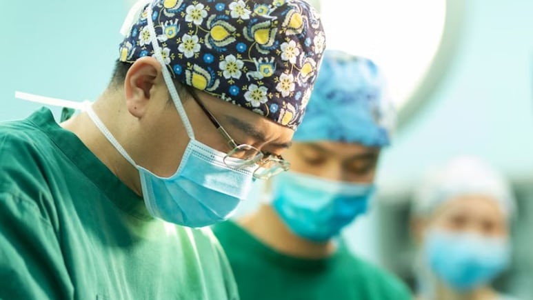 Chinese Doctor Reveals How Says Work Stress, Long Hours Caused His Weight To Reach 150 kg: "Occupation Bug"