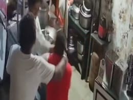 Kalyan News: कल्याणमध्ये भररस्त्यात नेमकं काय घडलं? एका बाटलीसाठी हॉटेल चालकावर तुटून पडले नशेखोर, पाहा VIDEO