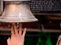 Temple Bell: मंदिरात पाऊल ठेवताच घंटी का वाजवतात? केवळ परंपरा नाही, तर यामागे दडलंय मोठं शास्त्रीय गुपित!
