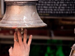 Temple Bell: मंदिरात पाऊल ठेवताच घंटी का वाजवतात? केवळ परंपरा नाही, तर यामागे दडलंय मोठं शास्त्रीय गुपित!