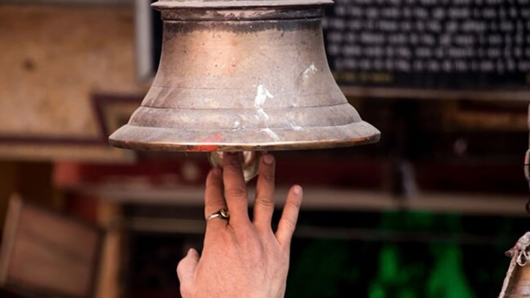 Temple Bell: मंदिरात पाऊल ठेवताच घंटी का वाजवतात? केवळ परंपरा नाही, तर यामागे दडलंय मोठं शास्त्रीय गुपित!