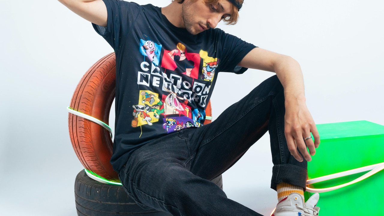 Stylish ways to dress up in baggy shirts without looking bad