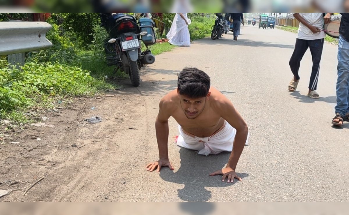 शुभेंदु अधिकारी के लिए 'कठिन भक्ति', 2 किमी दंडवत करते हुए मां घागर बूढ़ी के दरबार में पहुंचा युवक; टेका मत्था
