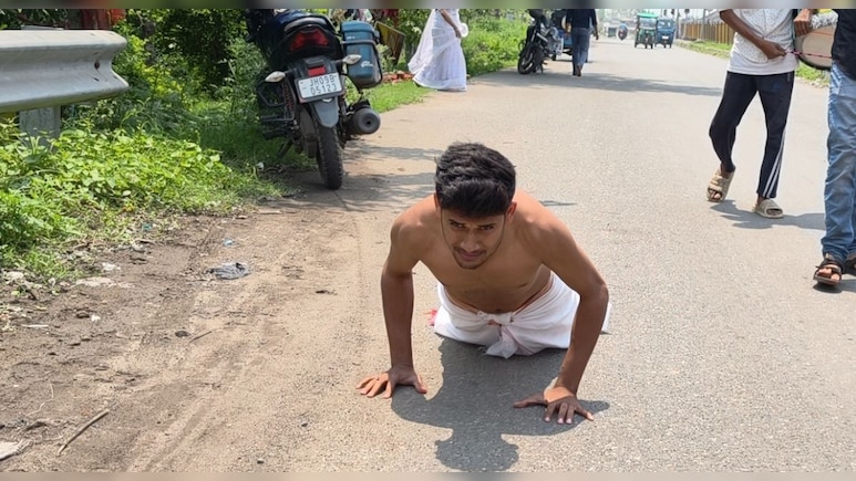 शुभेंदु अधिकारी के लिए 'कठिन भक्ति', 2 किमी दंडवत करते हुए मां घागर बूढ़ी के दरबार में पहुंचा युवक; टेका मत्था