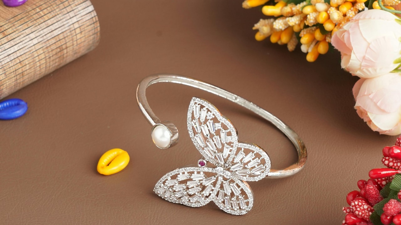 Surprise your mom with a charming bracelet that will show your love this Mothers Day 2026