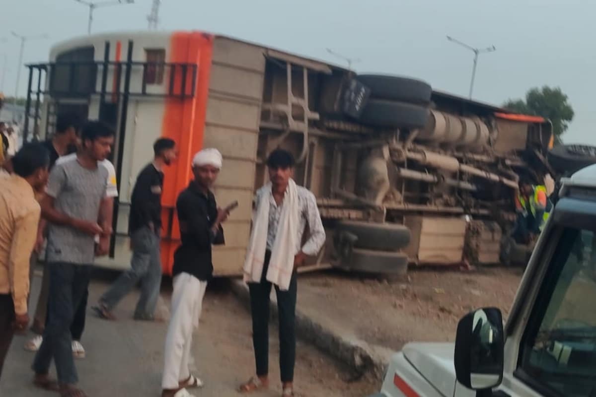 बस असंतुलित होकर हाईवे पर पलट गई.  