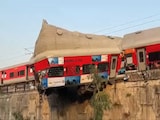 ऋषिकेश में ट्रैक से हवा में 20 फुट तक लटकी एक्सप्रेस ट्रेन की बोगी, हादसे के बाद का ये वीडियो देख सिहर जाएंगे ऋषिकेश में ट्रैक से हवा में 20 फुट तक लटकी एक्सप्रेस ट्रेन की बोगी, हादसे के बाद का ये वीडियो देख सिहर जाएंगे