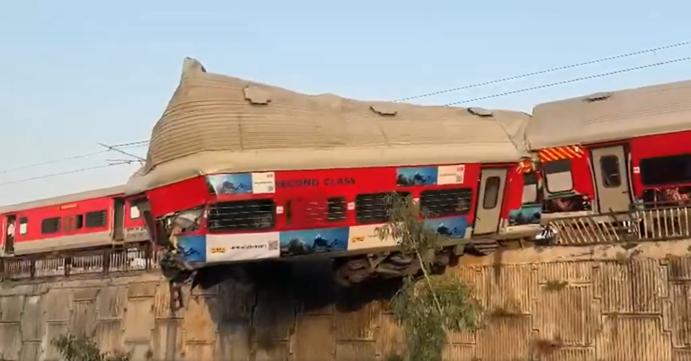 ऋषिकेश में ट्रैक से हवा में 20 फुट तक लटकी एक्सप्रेस ट्रेन की बोगी, हादसे के बाद का ये वीडियो देख सिहर जाएंगे