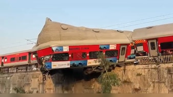 ऋषिकेश में ट्रैक से हवा में 20 फुट तक लटकी एक्सप्रेस ट्रेन की बोगी, हादसे के बाद का ये वीडियो देख सिहर जाएंगे