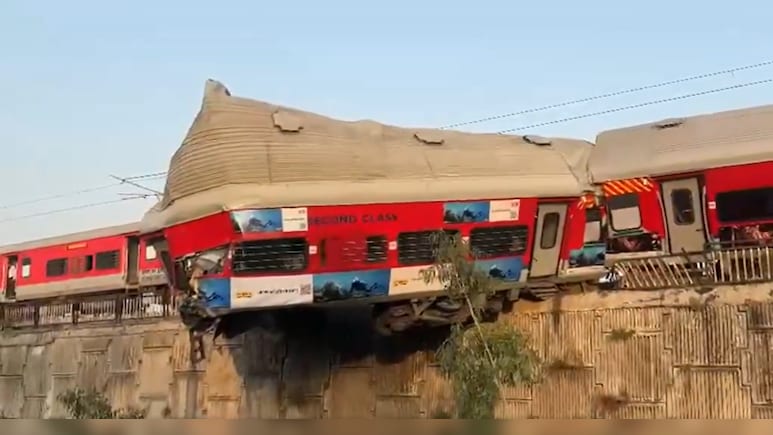 ऋषिकेश में ट्रैक से हवा में 20 फुट तक लटकी एक्सप्रेस ट्रेन की बोगी, हादसे के बाद का ये वीडियो देख सिहर जाएंगे