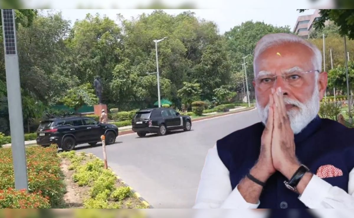 ईंधन बचाने के लिए PM मोदी ने पेश की मिसाल, महज 2 गाड़ियों के काफिले में निकले