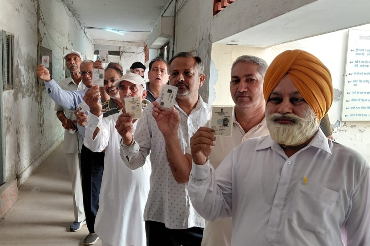 पंचकूला में निगम मेयर और 20 वार्डों के प्रत्याशियों के लिए वोट डाले जा रहे हैं.