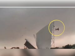 उत्तर प्रदेश में आंधी का विकराल रूप, टिन शेड के साथ हवा में उड़ा शख्स, Viral Video देख खड़े हो जाएंगे रोंगटे