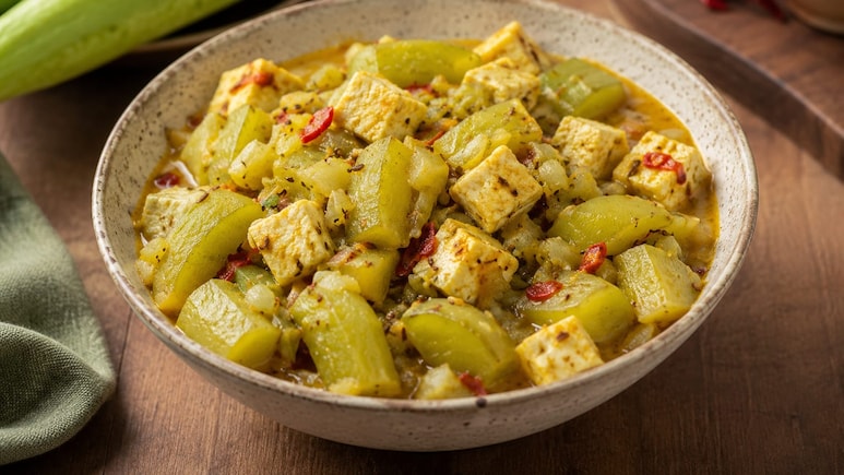 Turai Paneer Recipe: रोज की साधारण तुरई को दें नया ट्विस्ट, एक्ट्रेस नीना गुप्ता की ये हल्की सब्जी जीत सकती है दिल