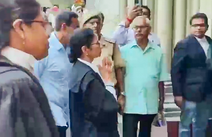 कलकत्ता HC में भारी हंगामा! वकीलों ने ममता बनर्जी के खिलाफ लगाए 'चोर-चोर' के नारे