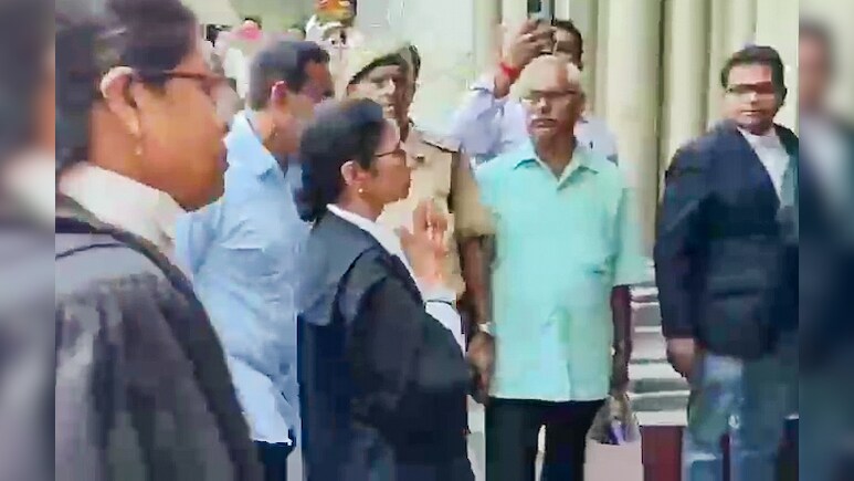 कलकत्ता HC में भारी हंगामा! वकीलों ने ममता बनर्जी के खिलाफ लगाए 'चोर-चोर' के नारे