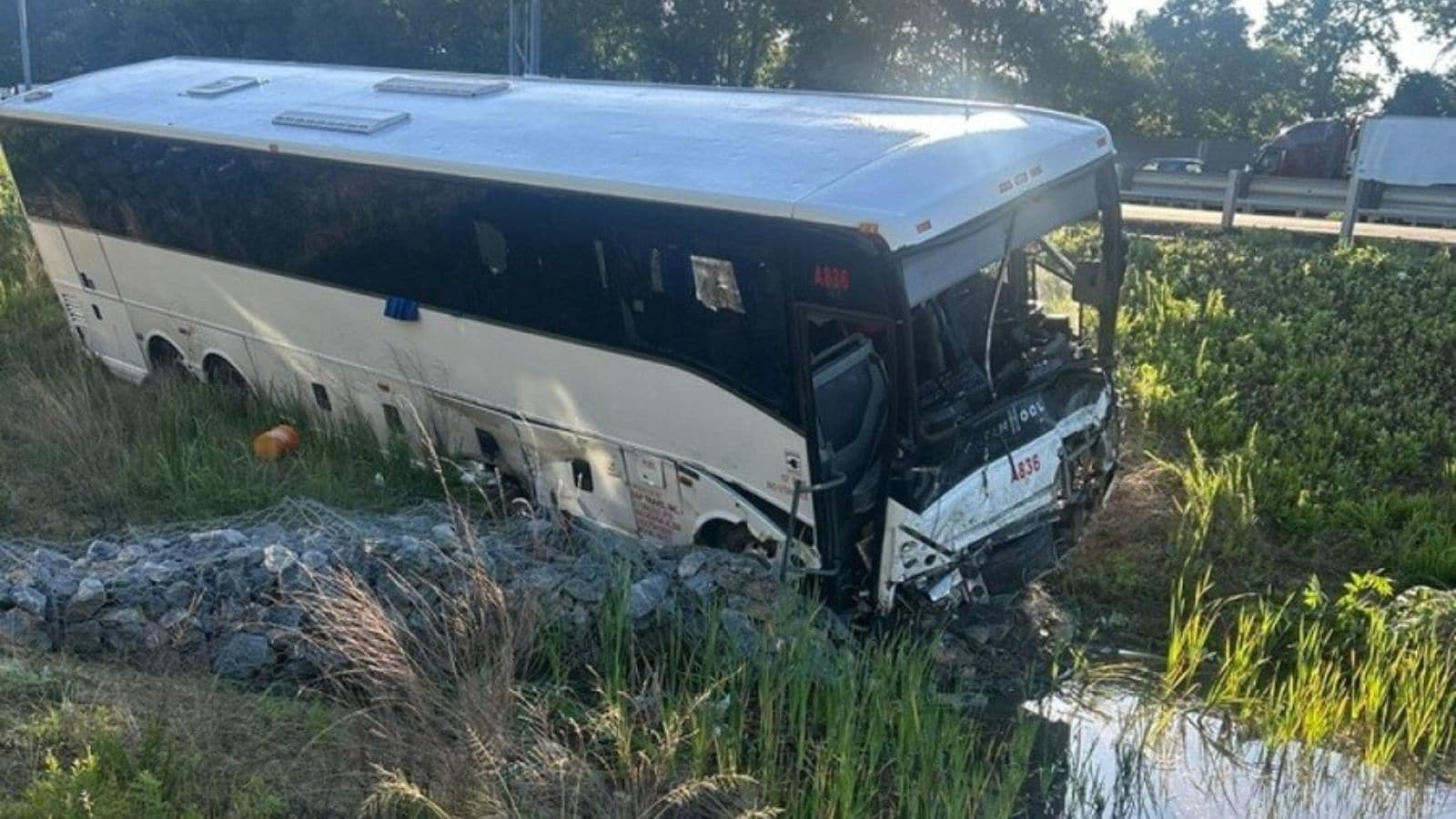 Jankel Rams Bus Bus Rams 6 Cars On Virginia Highway, 5 Killed, 34 Injured