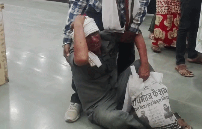 VIDEO: टूटकर जमीन पर गिरा 'अन्नदाता', कलेक्टर के सामने फूट-फूट कर रोया&nbsp;