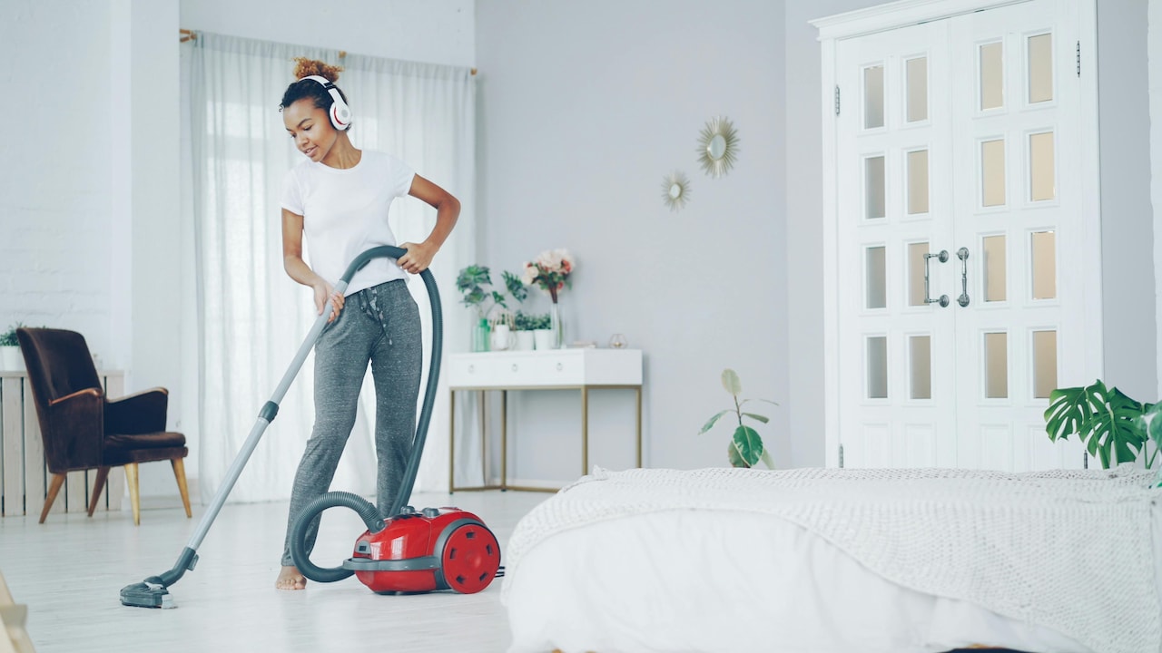 Why Heavy Vacuum Cleaners Struggle On Stairs: Weight Distribution Helps