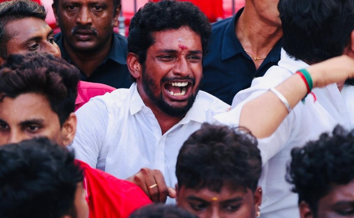 विधानसभा चुनाव में मिली हार के बाद रोत डीएमके और एमके स्टालिन के समर्थक.