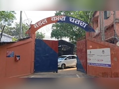 Jharkhand: चतरा जेल में अचानक पहुंचे डीसी-एसपी, 350 कुख्यात कैदियों के वार्डों का कोना कोना खंगाला