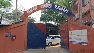 Jharkhand: चतरा जेल में अचानक पहुंचे डीसी-एसपी, 350 कुख्यात कैदियों के वार्डों का कोना कोना खंगाला