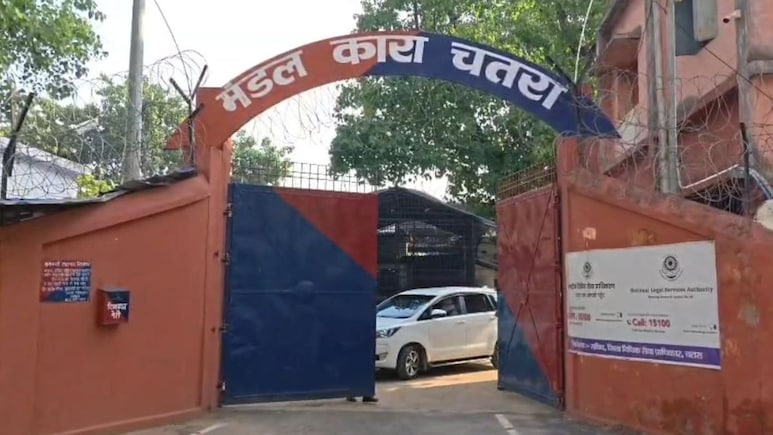 Jharkhand: चतरा जेल में अचानक पहुंचे डीसी-एसपी, 350 कुख्यात कैदियों के वार्डों का कोना कोना खंगाला