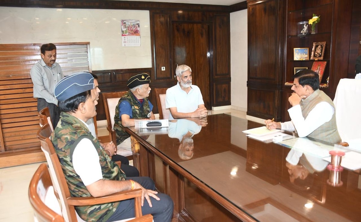 Twisha Sharmas family has met Chief Minister Mohan Yadav to seek justice. Twisha Sharmas family has met Chief Minister Mohan Yadav to seek justice.