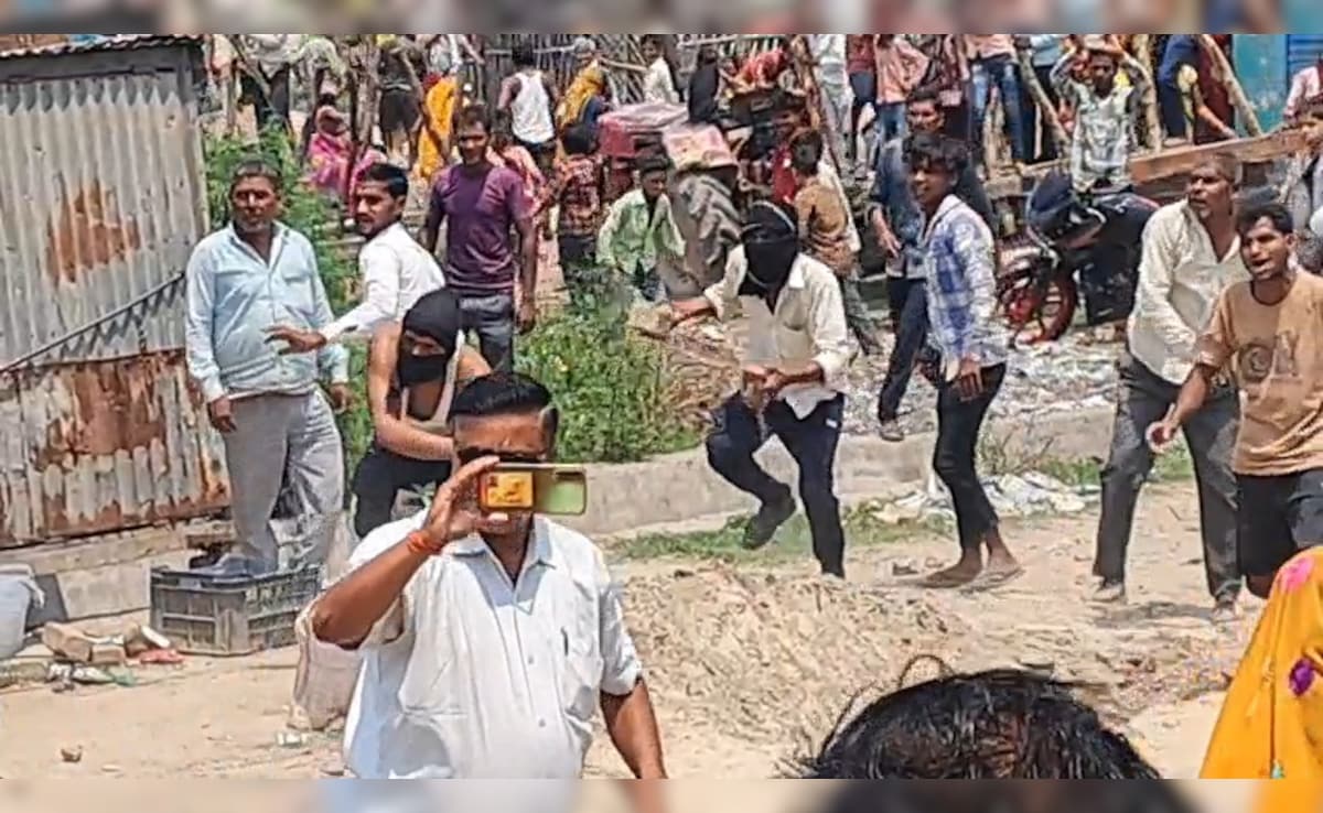 नाले में मिली युवक की लाश, पोस्टमार्टम के दौरान बवाल; राजेपुर में पुलिस पर पथराव