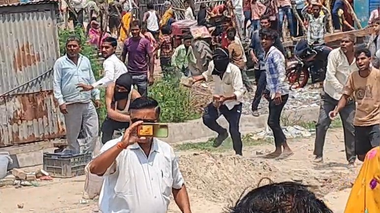 नाले में मिली युवक की लाश, पोस्टमार्टम के दौरान बवाल; राजेपुर में पुलिस पर पथराव