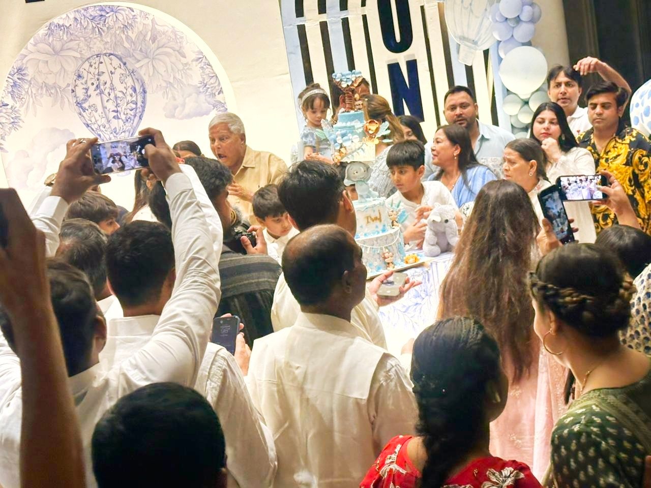 पोते इराज के बर्थ-डे में खासे सक्रिय नजर आए लालू यादव. पोते इराज के बर्थ-डे में खासे सक्रिय नजर आए लालू यादव.