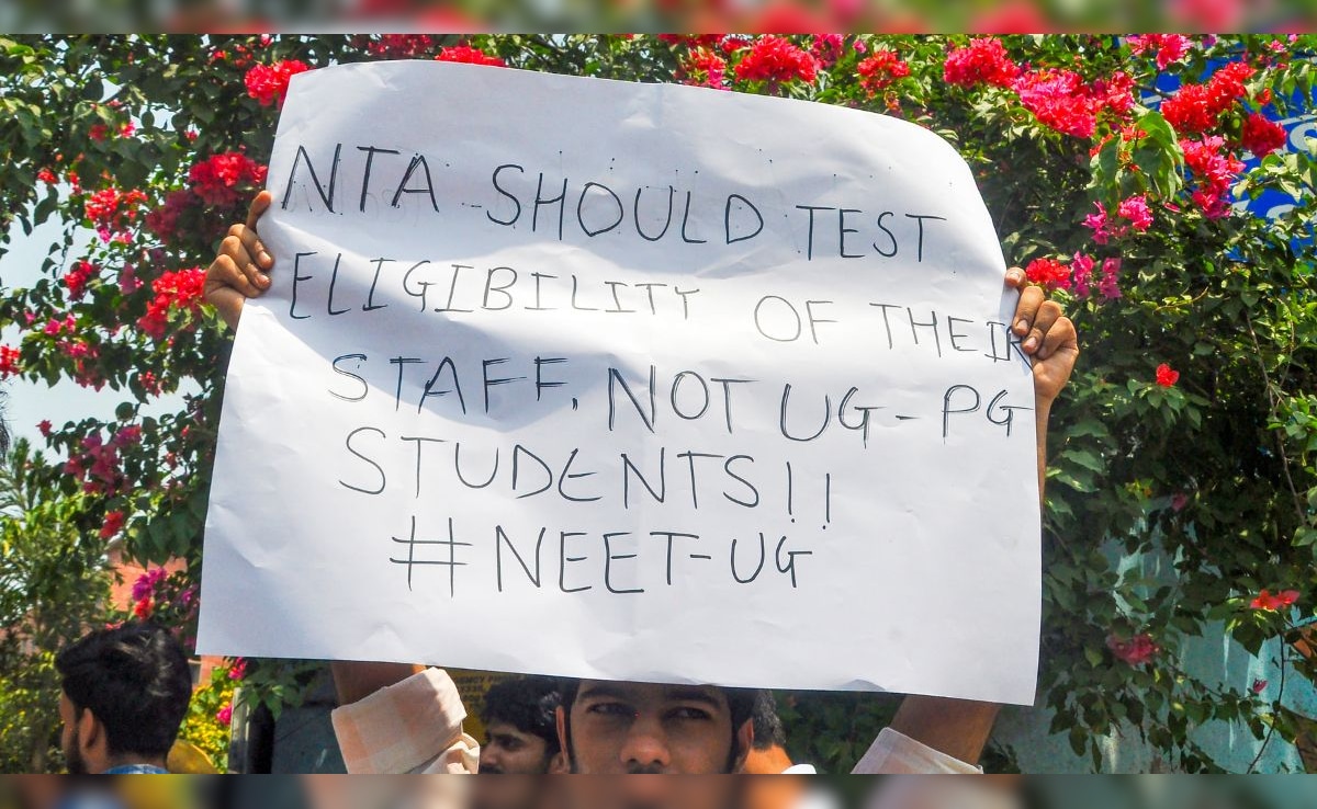 NEET पेपर लीक पर चौतरफा घिरा NTA, नेता, अभ्यर्थी से लेकर शिक्षकों ने की एक्शन की मांग