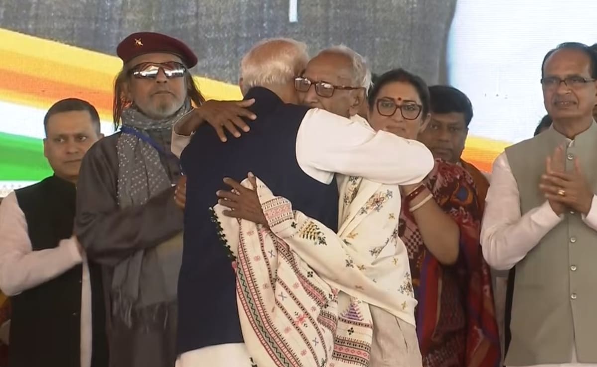 Suvendu Adhikari Oath Ceremony LIVE Updates:  परेड ग्राउंड के मंच पर पीएम मोदी, रविंद्न नाथ टैगोर को पुष्प अर्पित कर किसे गले से लगाया?