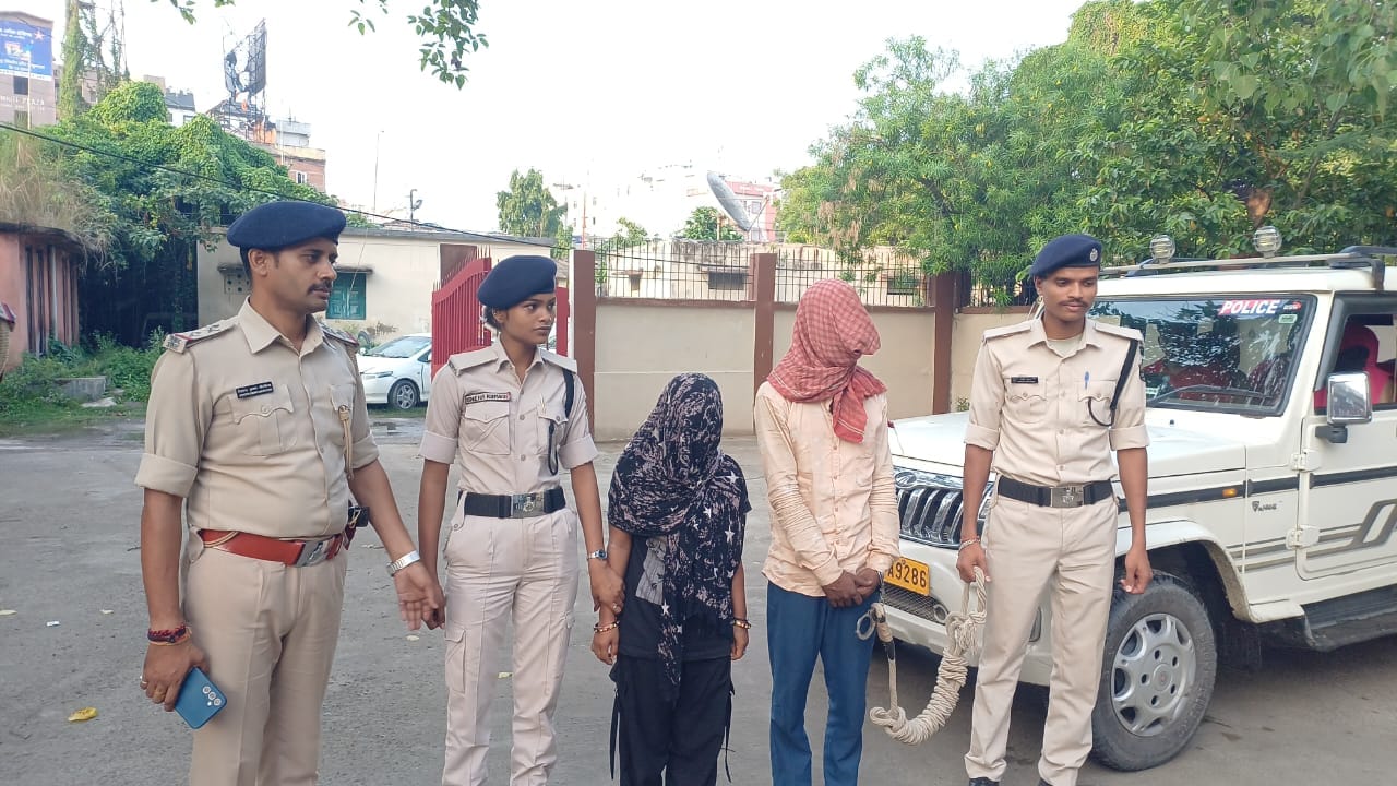 पत्नी और 2 बच्चों की हत्या के केस में पति अपनी प्रेमिका के साथ गिरफ्तार