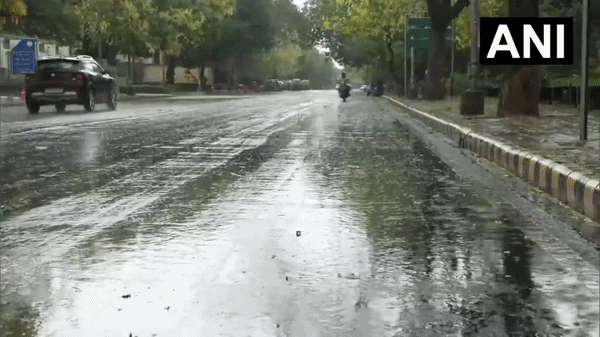 प्रचंड गर्मी के बीच दिल्&zwj;ली के कई इलाकों में बारिश, एनसीआर में भी छाए बादल