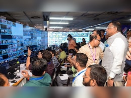 कोलकाता में 'स्ट्रॉन्ग रूम' वाले इलाकों में जमावड़ा पर बैन, TMC-BJP कार्यकर्ताओं की झड़प के बाद EC का बड़ा फैसला