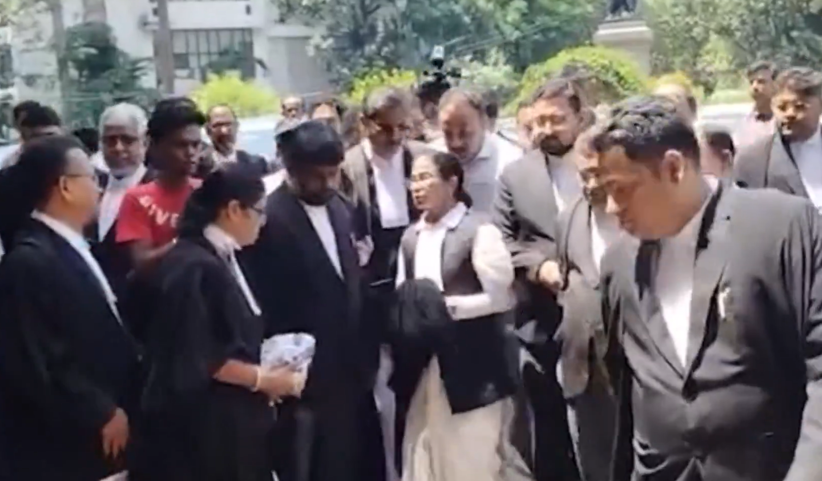 LIVE: बंगाल में पोस्ट-पोल हिंसा पर ममता बनर्जी हाईकोर्ट पहुंचीं, वकील के अवतार में आईं नजर