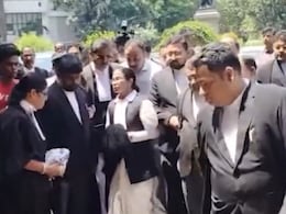 LIVE: बंगाल में पोस्ट-पोल हिंसा पर ममता बनर्जी हाईकोर्ट पहुंचीं, वकील के अवतार में आईं नजर